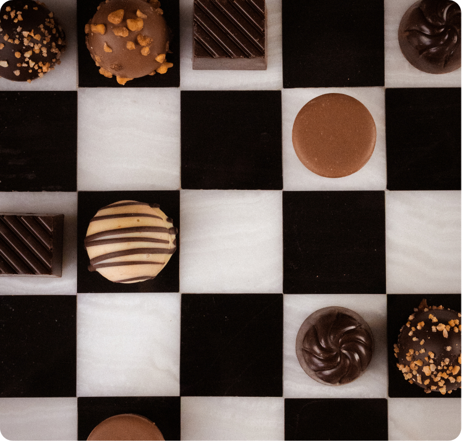 bonbons gefotografeerd tijdens foodfotografie op een schaakbord