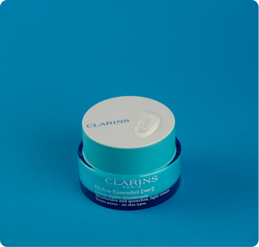 creme gefotografeerd met het product op de buitenkant van de verpakking