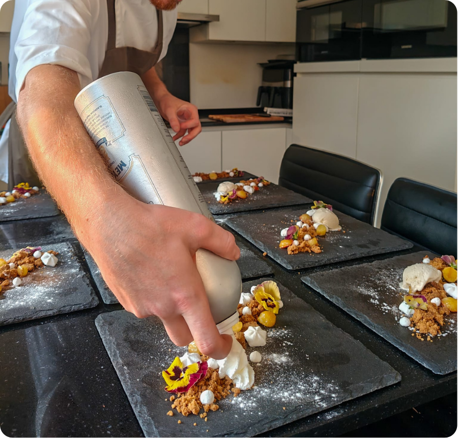 foodfotografie borden word gevuld in Sint-oederode tijdens het bereiden van een dinee