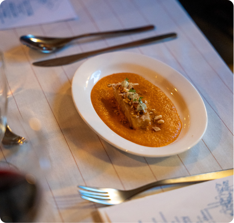 foodfotografie waarbij een bord eten te zien is met bestek