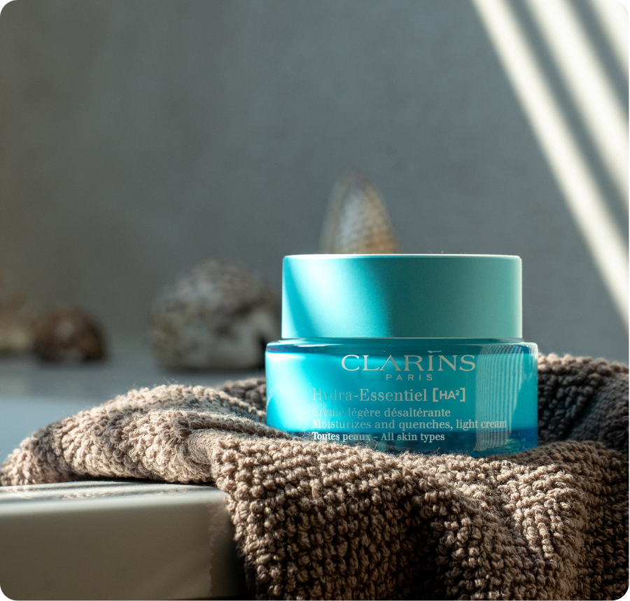 productfotografie in badkamer van een potje creme