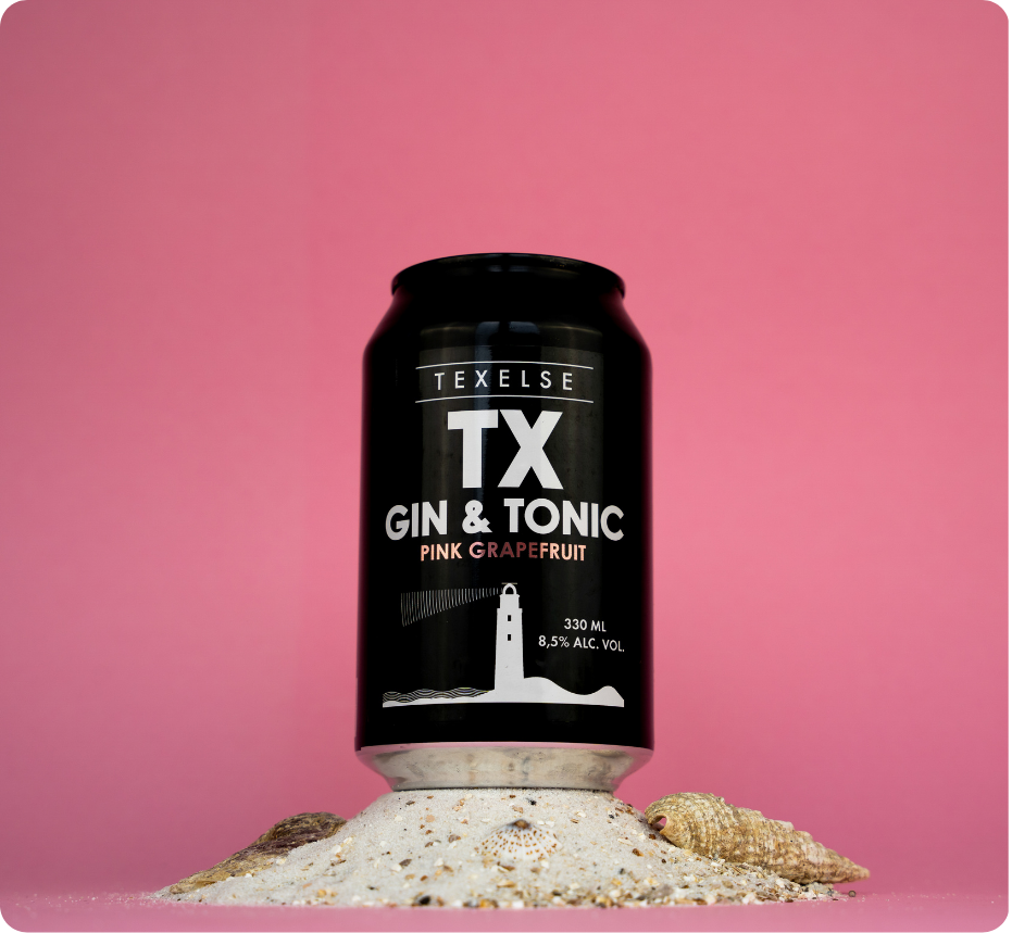 texels gin tonic blikje gefotografeerd op een berg zand