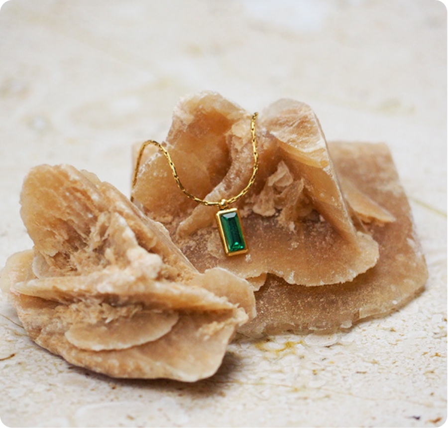 sieraden op een kristal gefotografeerd door het product in lifestyle te fotograferen