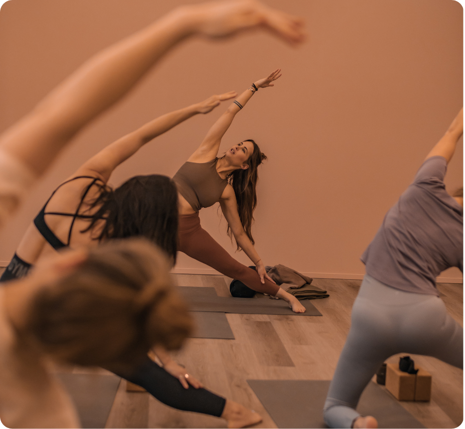 yoga in beweging gefotografeerd tijdens een les. Waarbij je de beweging van de mensen ziet