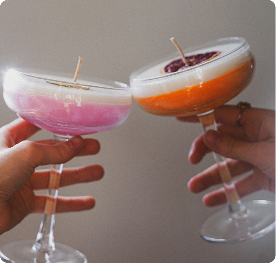 Cocktail kaarsen In zon gefotografeerd die cheersen waarbij je de twee verschillende soorten ziet.