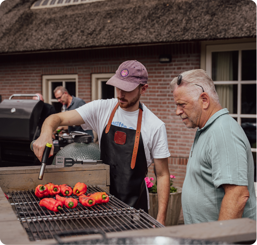 bbq workshop gefotografeerd waar mensen paprikas aan het grillen zijn
