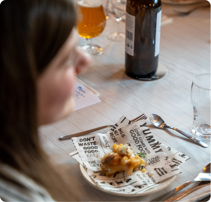 dinee waarbij eten net geserveerd is en je een kijkje op iemands bord krijgt