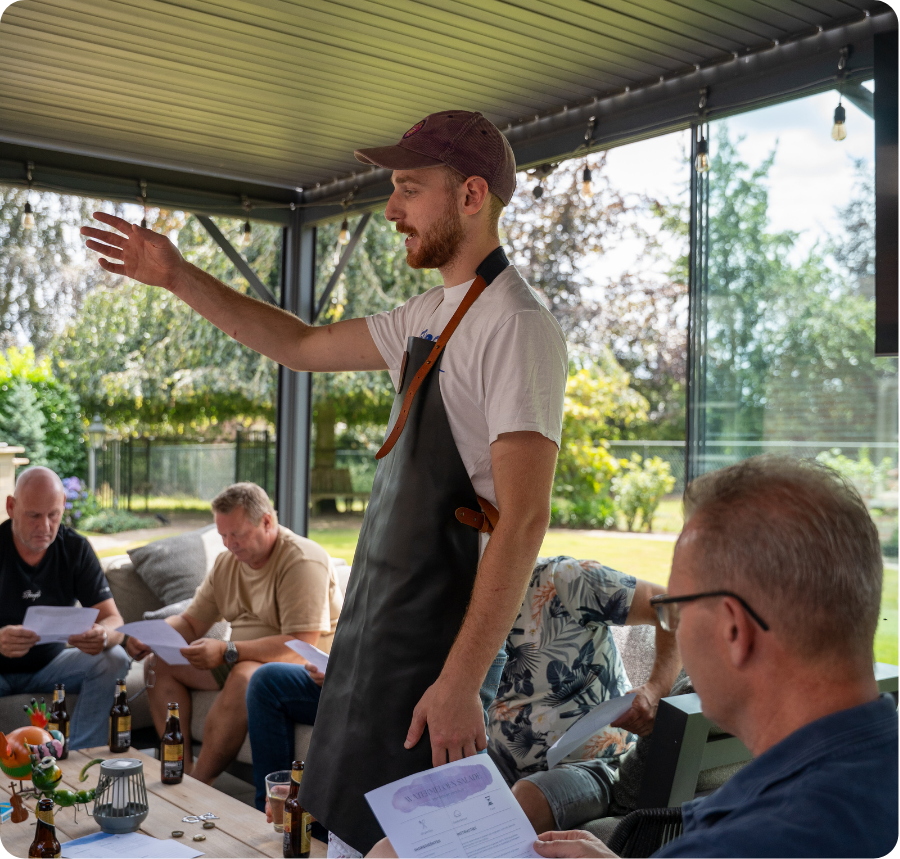 Uitleg gefotografeerd aan het begin van een bbq workshop in Bergeijk