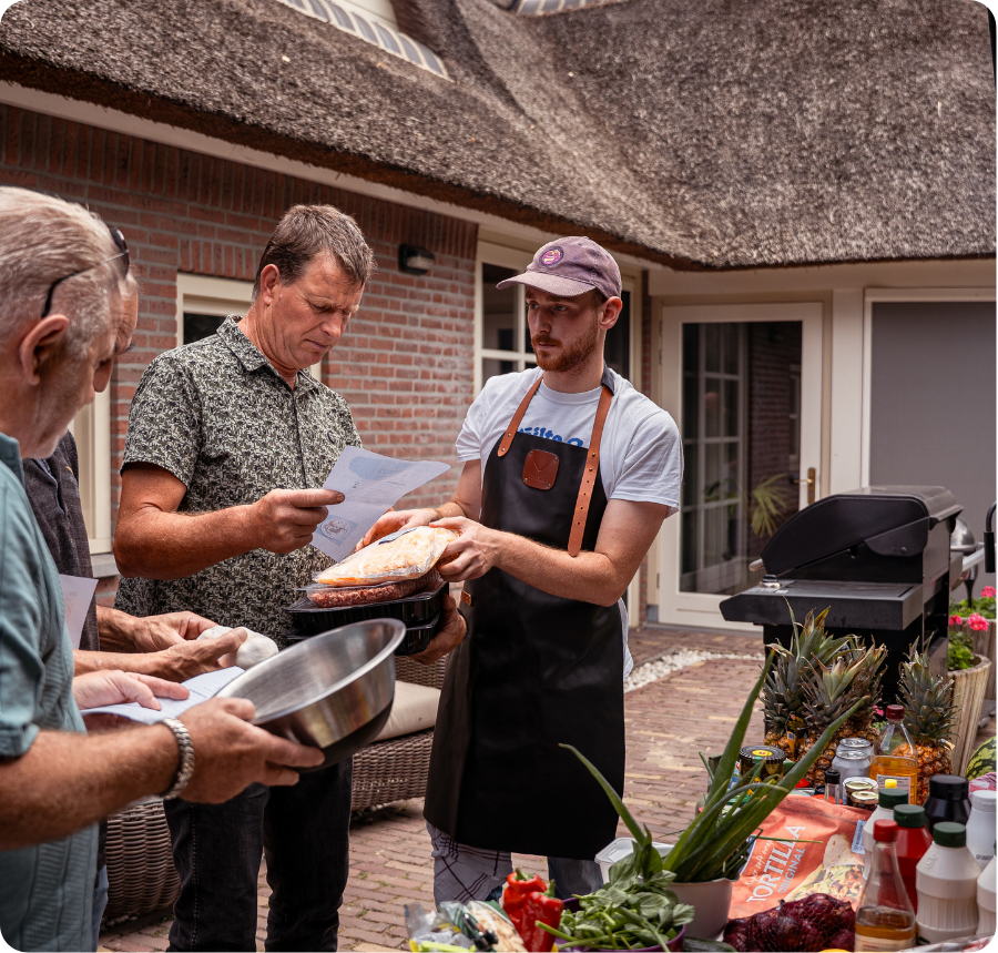 Ingredienten pakken voor het begin van de bbq workshop in Bergeijk