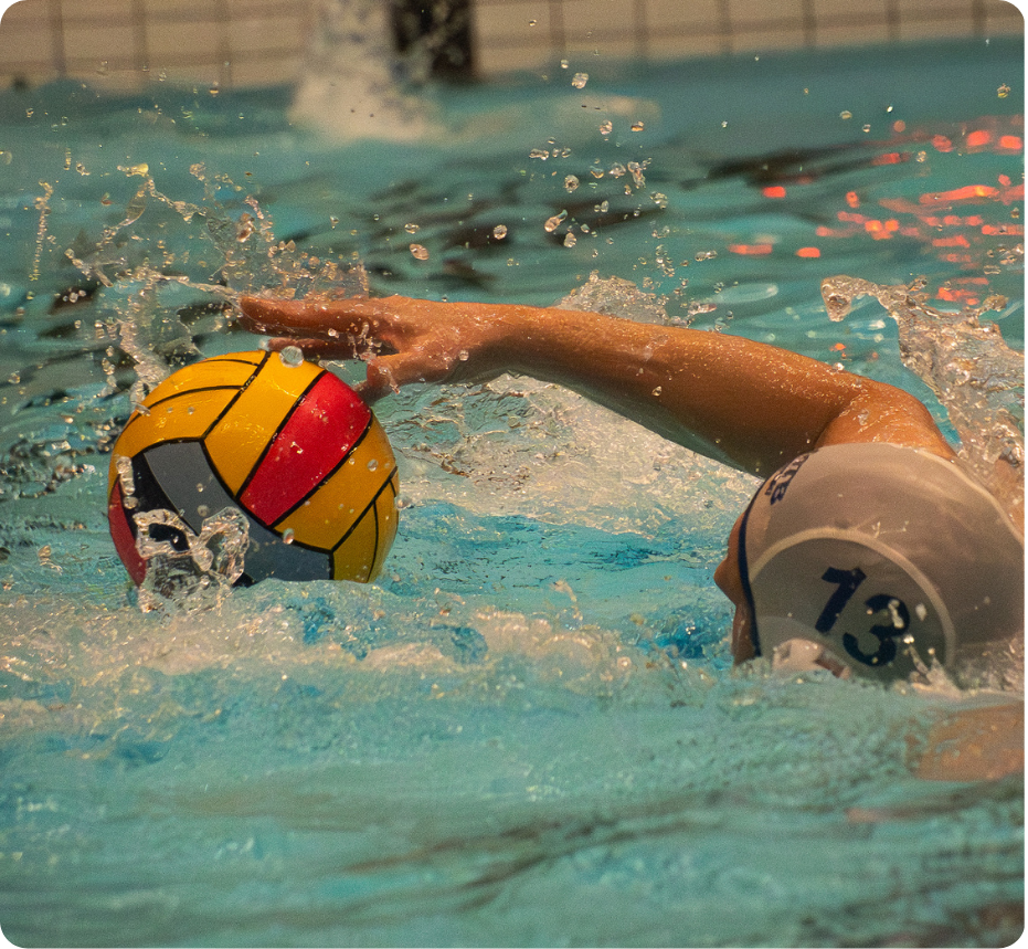 Waterpolo oefen wedstrijd vast gelegd waarbij met de bal gezwommen wordt en dit plaatje met een snelle sluitertijd is vast gelegd