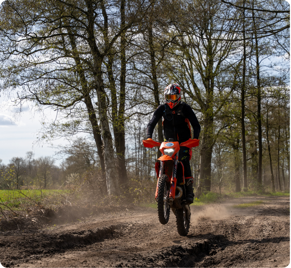 Actie fotografie van een moter die door de bossen crossed en mij passeerd