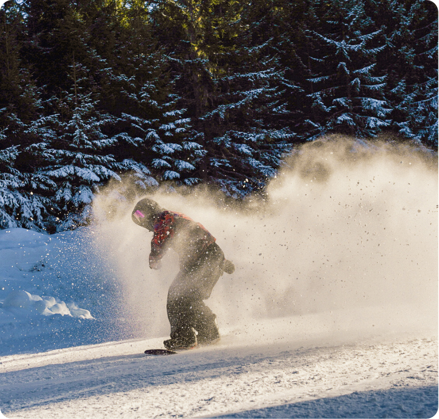 wintersport op de foto gezet in een actie foto waarbij de snowboarden van de berg raast