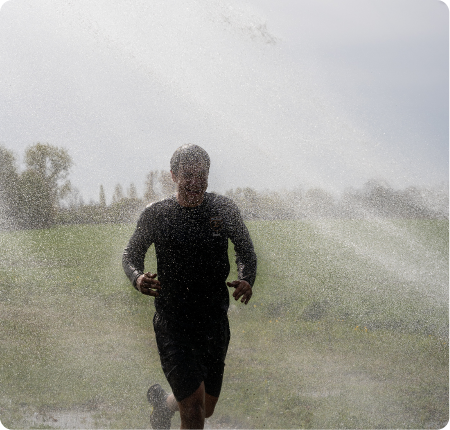 Hardloper die rennend is gefotografeerd door de regen