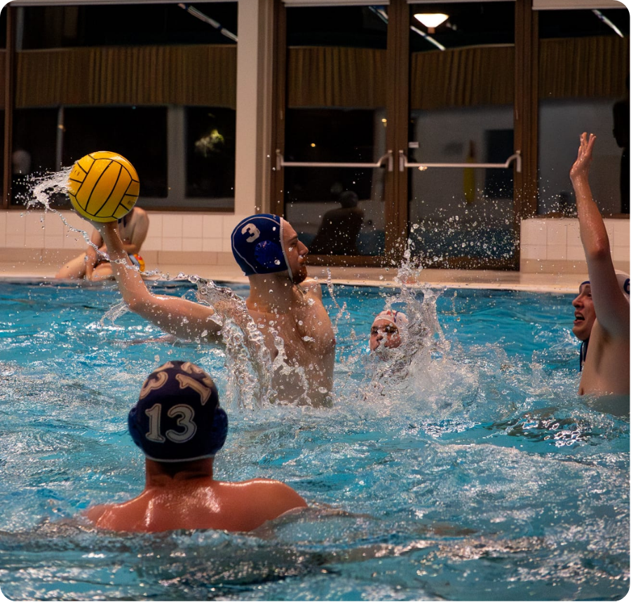 Actie foto van een waterpolo oefen wedstrijd waarbij er op doel geschoten wordt