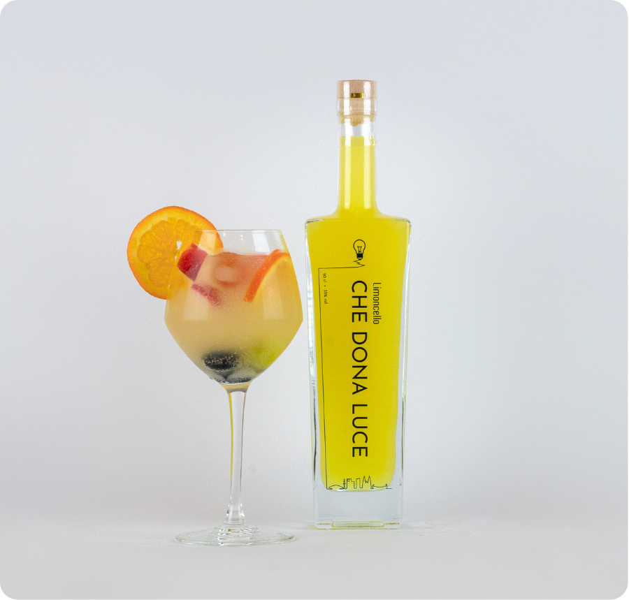 Limoncello gefotografeerd met een cocktail er langs