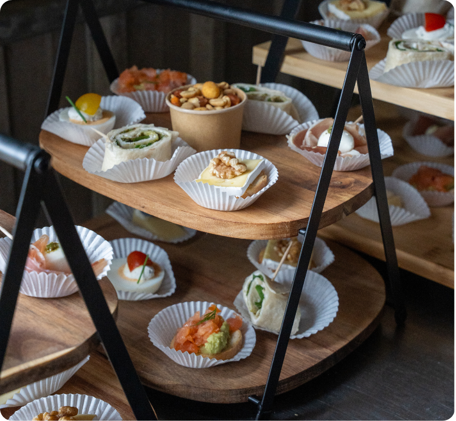 Kleine hapjes bij een catering gefotografeerd op een etalage